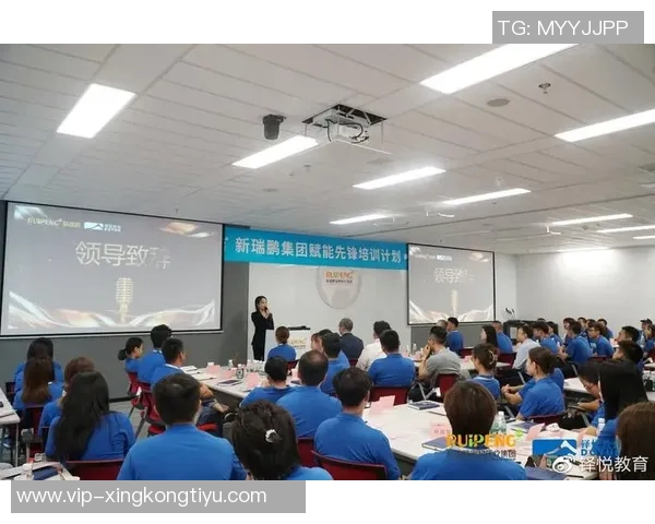 莫拉与教练团队携手队员们共同开启上任后的首次冬季训练课程