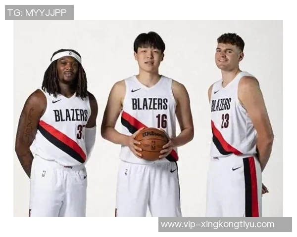 杨瀚森与奥登同框合影分享小圣诞树装饰喜悦时刻即将迎接12月的到来